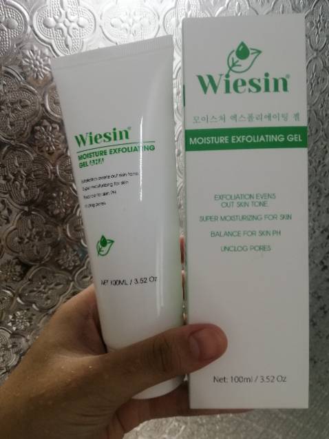 Tiki giao hàng nhanh. Hàng được đóng gói kĩ, được mua sản phẩm cùng loại giá 1K. Bao bì đẹp, rõ ràng, chuyên nghiệp. Mới thử dùng một lần nên ko biết hiệu quả ntn, sp có hạt cafe, có mùi tự nhiên dẽ chịu, tẩy da ko bị khô rít, nhẹ