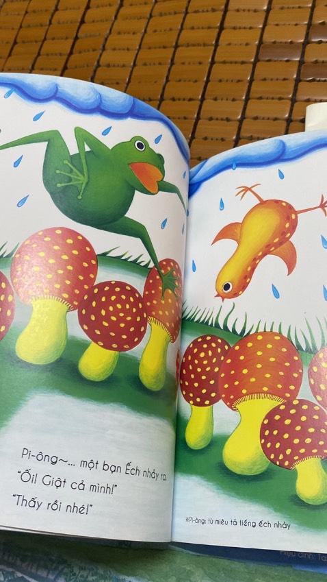 tinh mắt phết nhé các mẹ, con thích tìm hai bạn trong sách lắm, mực in sắc nét sống động