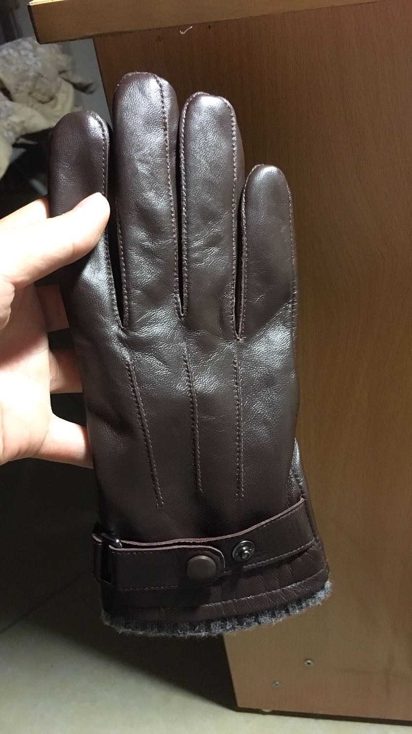 Găng tay nhìn rất đẹp mắt. Ban đầu nhận được sẽ thấy gói hàng được đóng tiêu chuẩn. Sản phẩm găng tay giống như mô tả. Sau khi sử dụng thì thấy  ưng ý với giá cả cũng như chất lượng găng tay, màu da đẹp mắt sang trọng, chất da mềm bóng. Hi vọng sản phẩm bền đẹp trong quá trình sử dụng lâu dài