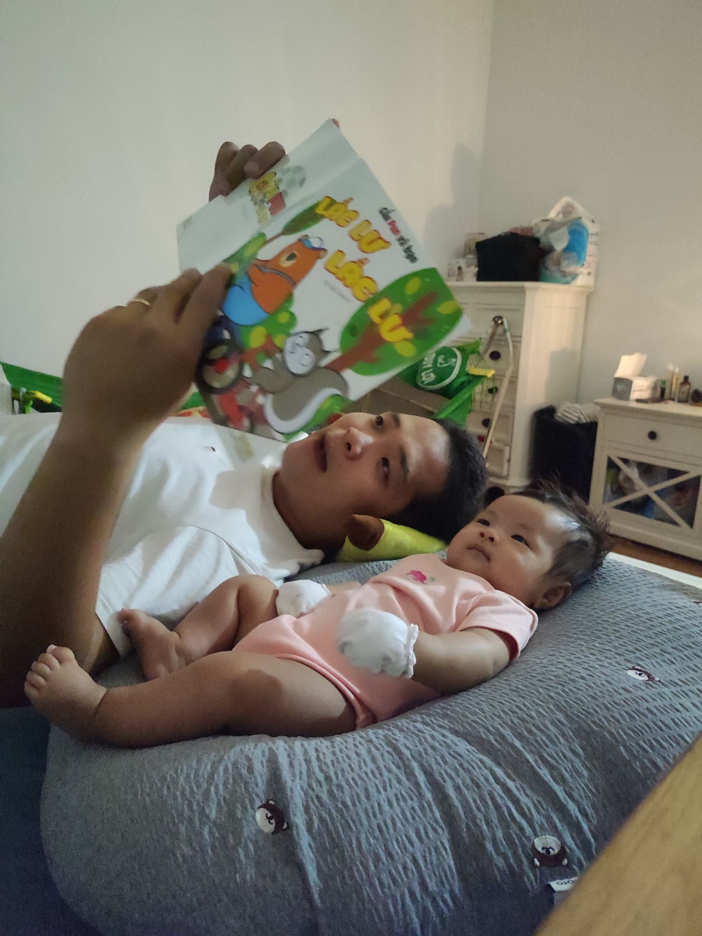 Sản phẩm tốt. Em bé rất hợp tác. Có 1 lỗi chính tả do dịch thuật nhưng tinh mắt để ý sẽ tự sửa được