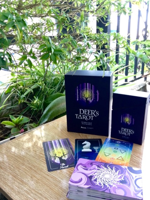 5 sao là để ủng hộ tác giả Việt chứ mình hơi thất vọng với NSX và cách đóng gói của Tiki.
Hộp ngoài tiki đóng gói không có chống sốc, may mắn là không móp méo gì, nhưng hộp nhỏ bên trong thì xô lệch, móp góc, lót hộp lớn còn bị rách nữa. Cạnh bài cắt không mượt, còn hơi nham nhở.
Về các lá bài thì chất giấy dày, được cán mờ. Dù việc cán mờ làm màu sắc và hình ảnh của lá bài sắc nét và chân thực hơn nhưng mà cá nhân mình không thích lắm, vì nó có độ nhám và bám dính nhiều nên spread bài rất khó, lúc xáo bài, rút bài cũng bị dính các lá vào nhau.
Nói chung khui hộp bài ra buồn mất mấy hôm nhưng về mặt hình ảnh, ý nghĩa và tâm huyết của tác giả thì xứng đáng nhận được 5 sao. Mong là ở các sản phẩm khác sẽ không gặp phải những vấn đề như thế này nữa.