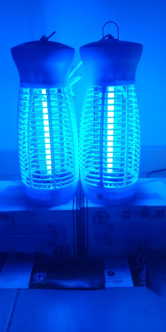 Mọi người phải hiểu là "tiền nào của nấy", nhiều bạn mua hàng rẻ mà cứ sồn sồn lên chê, đọc thấy mà phát ghét.

- Cái này tui mua sài cũng ổn nè
- Sản phẩm có phiếu bảo hành nha
- Giao hàng nhanh, hàng đẹp như hình
- Ánh sáng rất sáng trong tối
- Lâu lâu nghe bụp bụp tách tách đã tai
- Nhớ lâu chùi dọn xác côn trùng dưới đế, để kiến không bu vào ăn xác côn trùng chết

Điều kiện để hiện quả cao:
Phải đặt trong nơi tối nhất và cao hơn mặt đất, chỉ có đèn, KHÔNG CÓ người.
Vì vừa có đèn vừa có người, muỗi sẽ ưu tiên bu người hơn bu đèn