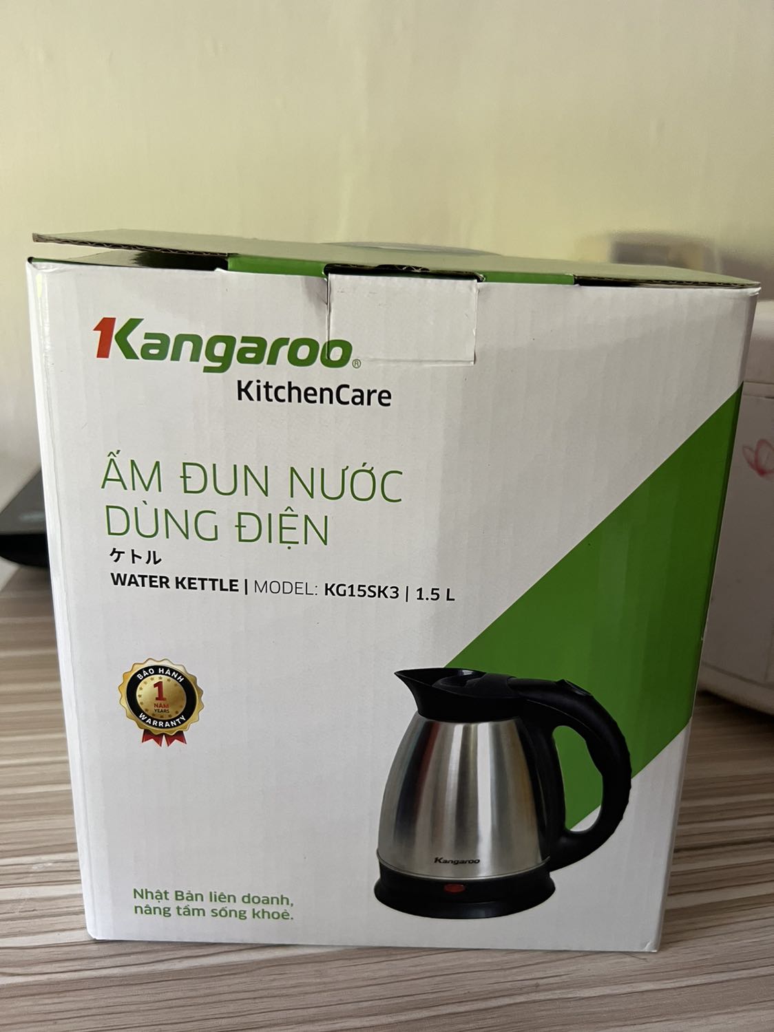 Đây là lần thứ 2 mình mua nồi chiên không dầu của lock&lock. Lần trước mình mua cho mẹ dùng rất ưng nên lần này mình đặt thêm 1 cái nữa cho mình. Nồi chiên của lock&lock thì khỏi phải chê rồi. Dùng nồi chiên này rất tiện, những món trước phải rán thì giờ có thể dùng nồi chiên để nấu mà không cần dùng đến dầu ăn, rất bảo vệ sức khoẻ.
Mình đặt được tặng thêm 1 khay nướng của máy và được tặng thêm 1 ấm nước như hình.