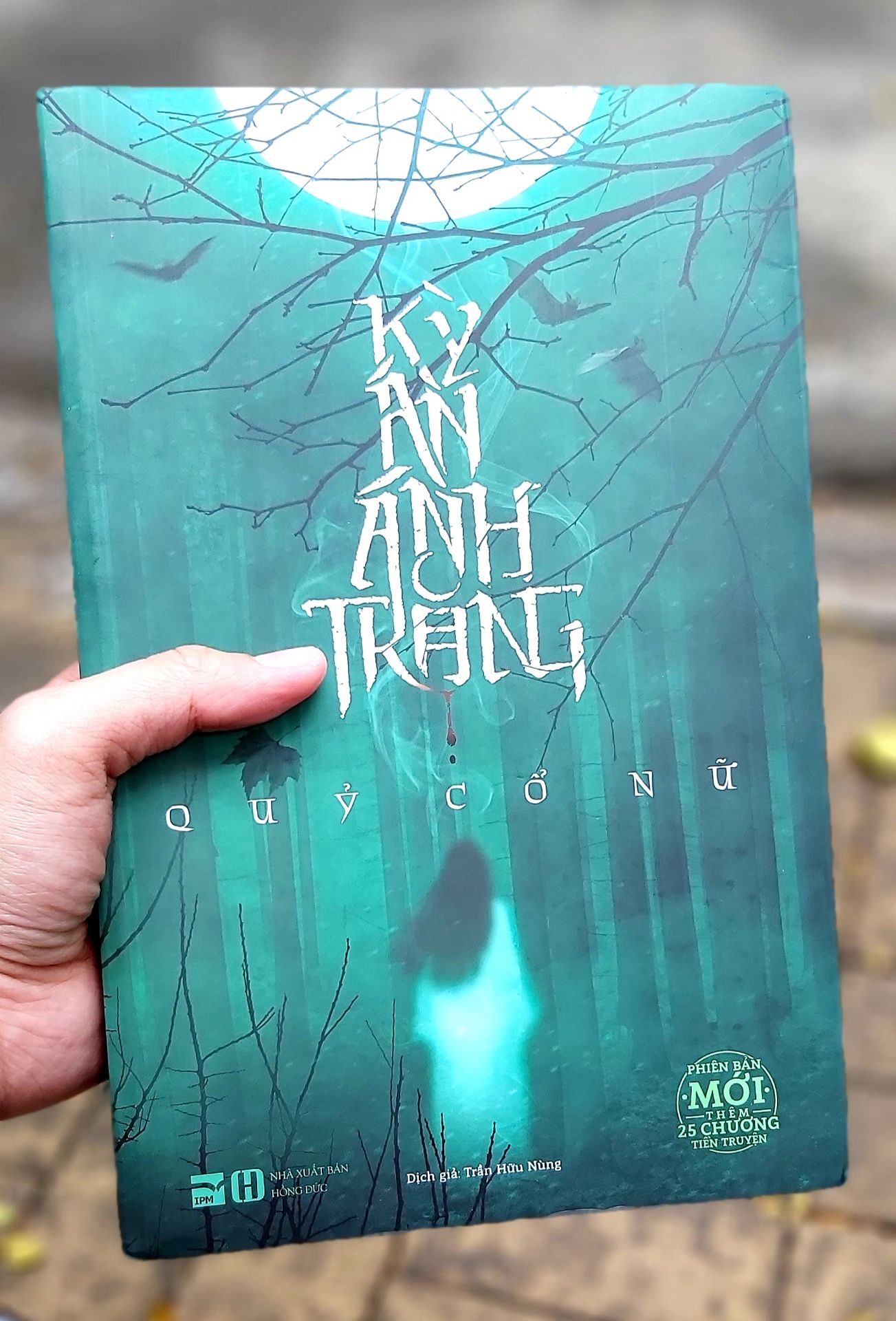 - Dịch vụ: Đơn có một quyển hết hàng nên giao không đúng dự kiến, tuy vậy giao vẫn rất nhanh. Đóng gói tạm thôi, thùng carton mềm oặt, vừa tháo băng keo là thùng rã ra, đỡ tốn công mình tháo thùng :v
- Hình thức: Ngoại quan tạm ổn không đến mức rách tan hoang/gãy/méo/móp. Tuy vậy, sách bị xước nhẹ vài chỗ bề mặt bìa, kha khá bụi, hơi cũ, lau xong đen xì cái khăn ướt. Lau chùi xong thì coi như chấp nhận được. Giấy vàng, thơm, độ dày giấy tương đối, sờ mịn và êm tay, có thể thấy chữ lờ mờ nổi lên từ trang sau. Chữ in rõ nét, đều màu, không lem hay nhạt. Tóm lại, không quá tệ nhưng không hài lòng được như mọi khi.
- Nội dung: Mình sẽ không đề cập vấn đề này ở đây vì đã có quá nhiều lời nhận xét review chi tiết, không cần thêm một người câu từ lủng củng như mình nhận xét nữa. Với lại, mình tin là ai chọn mua sách thì đã phần nào tìm hiểu về nó rồi mới ra quyết định.