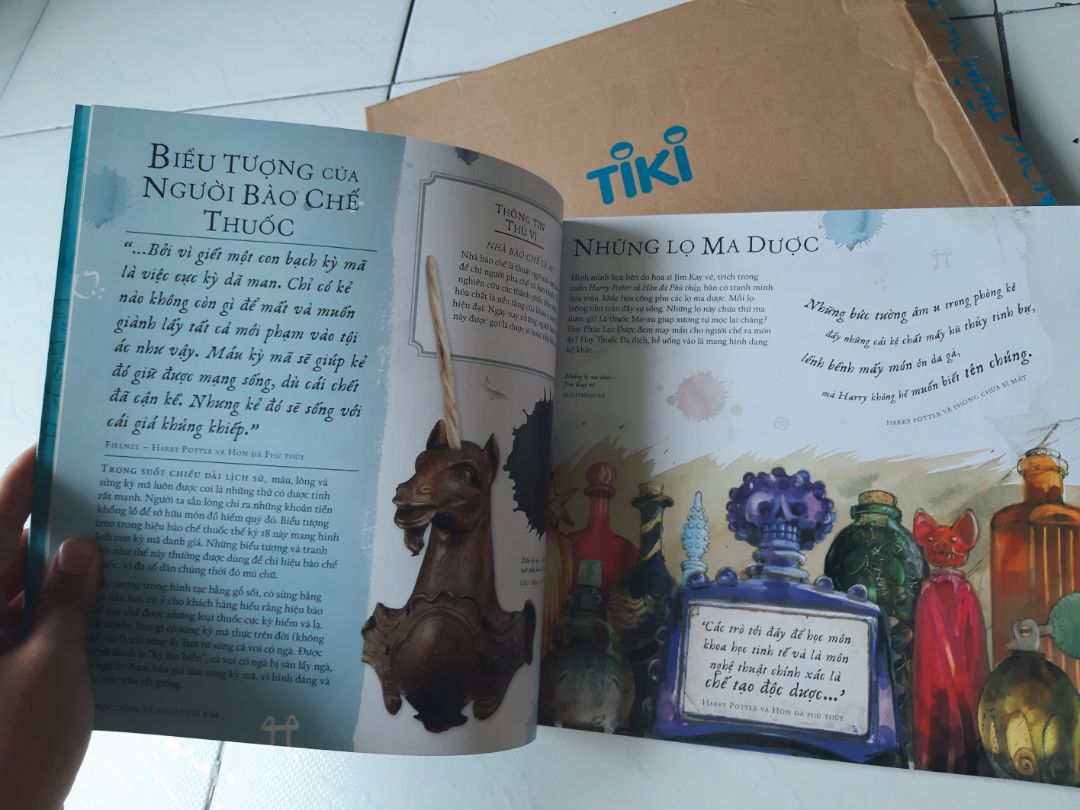 Sách đẹp xuất sắc. Các hình ảnh, chi tiết minh họa khá bắt mắt. Chất lượng giấy tốt; Bìa sách óng ánh trang trí đẹp. Là một PotterHead thì mình thấy quyển này nên được đưa vào bộ sưu tập HP, rất hợp lý luôn. 
Đọc các nhận xét trước (nào là lỗi gáy sách,...) cũng làm mình khá băn khoăn khi đặt mua sách. Nhưng khi mua quyển này xong lại thấy rất hài lòng về sản phẩm này.
Ngoài ra vừa đặt hàng hôm trước (T6) vậy mà hôm sau (T7) đã có hàng giao đến rồi. Hơn nữa cảm thấy khá vui vì gặp anh giao hàng thân thiện, không có gắt gỏng như bạn mình nói.
Lời nhận xét đến đây là hết. Cảm ơn Tiki.