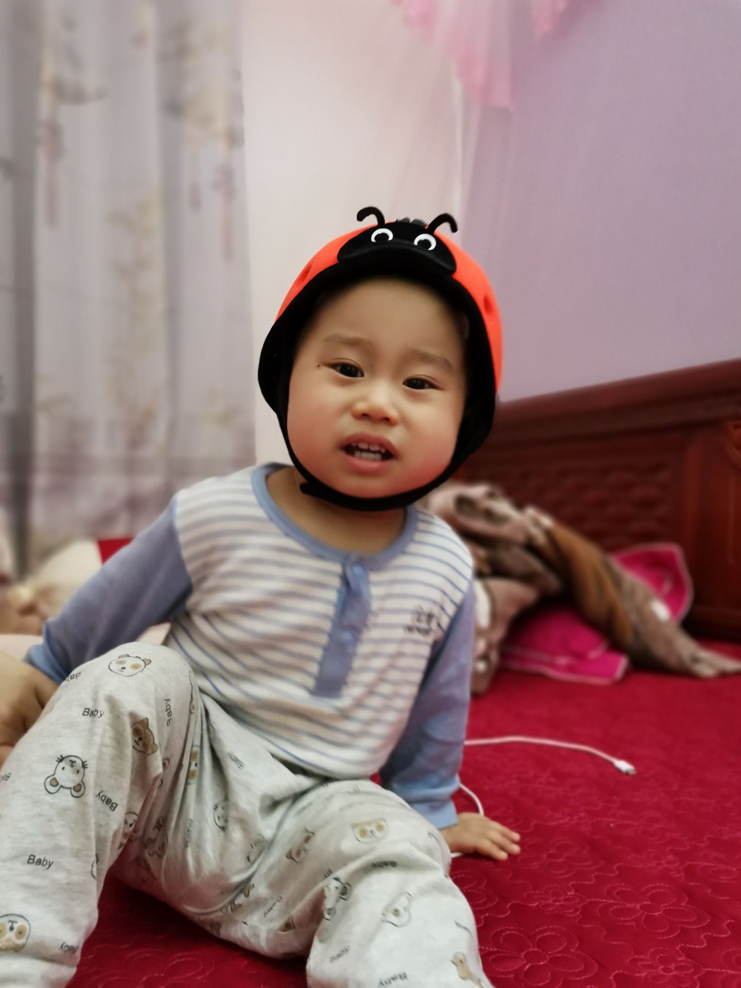 Mũ đẹp hơn mình nghĩ, siêu nhẹ và đặc biệt có các lỗ thoáng khí giúp con thoải mái chơi mà ko nóng.