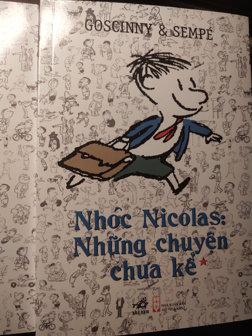 vẫn hay và hài hước như thủa đầu biết đến nhóc nicolas. Không chỉ hay vì nội dung mà cả phương pháp dịch và cách dùng từ cũng rất ngây thơ và trong sáng.
sách trình bày đẹp, chất liệu giấy tốt, chất lượng bản in đẹp.
nhà sách giao hàng rất nhanh.