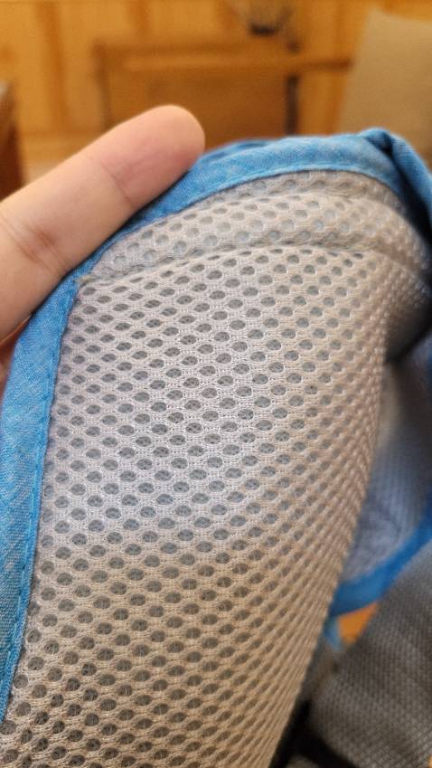 Cũng không dày dặn lắm. Đường may thô, to. Nhưng chấp nhận được