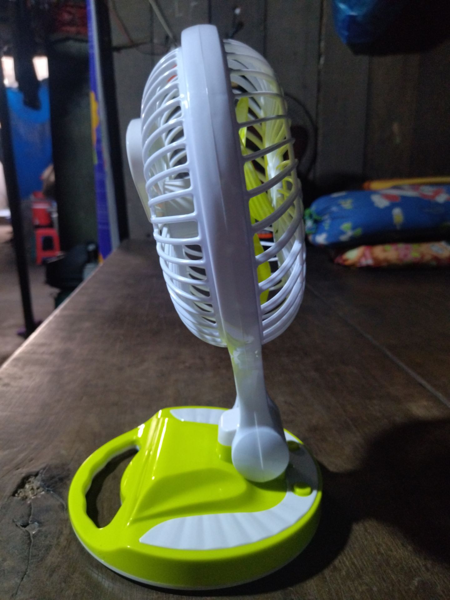 Quạt nhìn bề ngoài thì thấy hơi to, nhưng khi bật lên lại quạt hơi yếu. Nhưng được ở chỗ là có đèn nên tôi cho 3 sao.