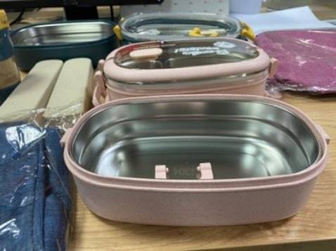 Giao đúng mẫu đã chọn. Chắc chắn. Lời khuyên là dùng cho 1 người ăn thì hợp. K có mùi hôi. Nên mua nhé.