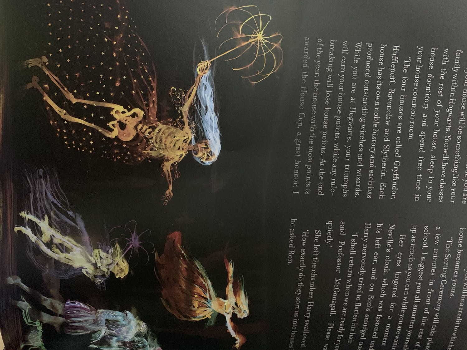 Giao hàng nhanh hơn dự kiến rất nhiều, mình đặt hôm trước thì hôm sau đã nhận được hàng luôn rồi. Tuy sách bìa giấy hơi bụi nhưng bên trong vẫn ok. Sách cầm chắc tay, nói chung là cầm sách thích mê