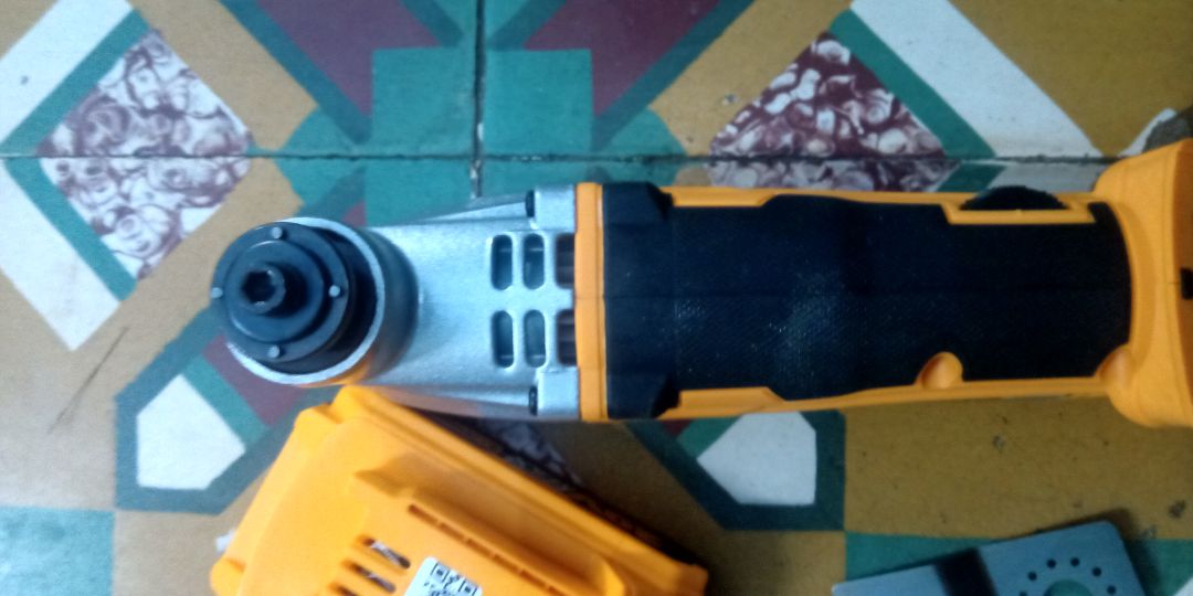 máy đúng đủ chức năng. hơi nhỏ 1 chút dùng rất sướng. giao hàng nhanh vượt dự kiến. 
có thể nói sản phẩm tốt nhất trong tầm giá. có điều bộ phận thay lưỡi dùng khoá gạt hoặc nút bấm sẽ tiện hơn bulong lục giác. vote 5 sao cho cả tiki và shop. 
không biết có thể mua thêm 1 cục pin ?