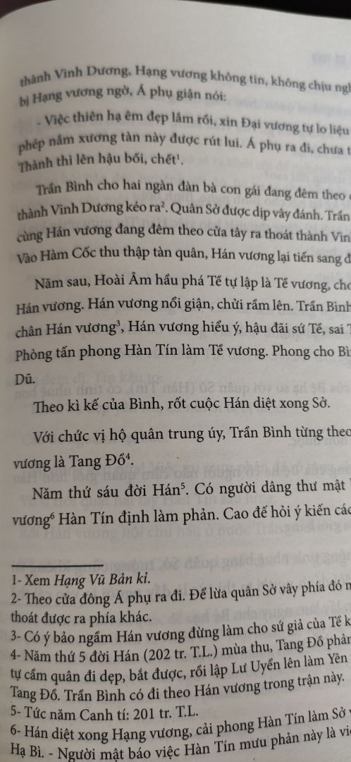 * Về chất lượng sách
+ Sách được đóng gói sạch sẽ cẩn thận, chất lượng giấy tốt
+ Bìa mềm cá nhân mình thích sách bìa cứng hơn
* Về nội dung
+ Sách là tập hợp những câu chuyện ngắn về nhiều người ở thời chiến quốc. Các câu chuyện có ít nhiều liên quan đến nhau tuy nhiên về tổng thể là khá rời rạc . Phần lớn nội dung các câu chuyện là để phê phán / tán dương 1 người nào đó.
+ Có lẽ đây là một quyển sử theo hình thức truyện, nên tập trung vào các sự việc nhỏ lẻ hơn là vẽ nên bức tranh tổng quát về thời chiến quốc. Do đó các câu chuyện dù hay nhưng sau đọc xong thì không đọng lại nhiều ( do có quá nhiều những địa danh cũng như con người trong các truyện )