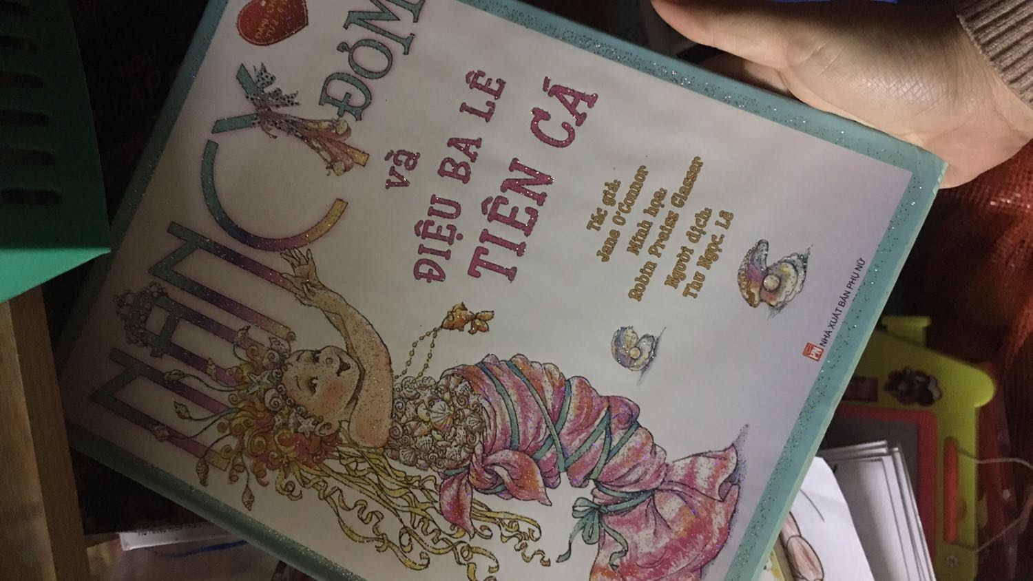 Sách nguyên bọc nilong nhưng khá cũ. Bìa cứng dày dặn nhưng đọc qua cũng k thấy thú vị lắm. Mình mua sale nên chấp nhận được.. Tranh minh hoạ bên trong đẹp