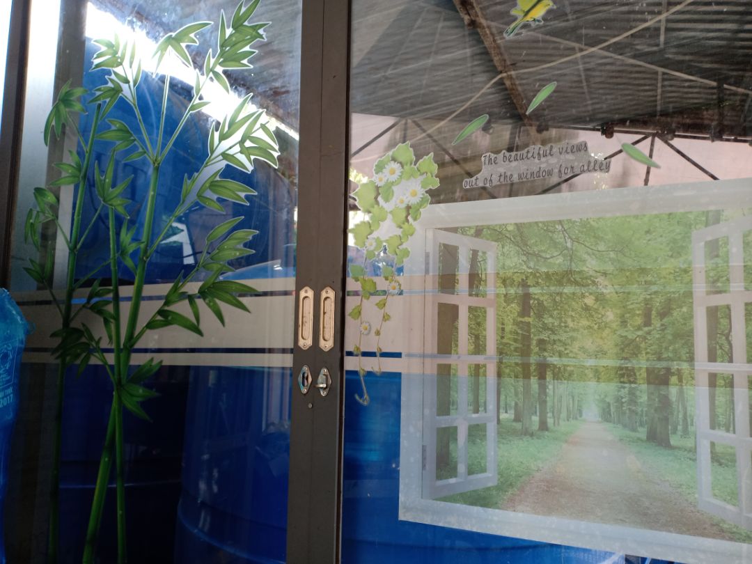 nhìn xanh mát, cảnh dễ thương có cửa sổ bụi tre và mấy chú chim