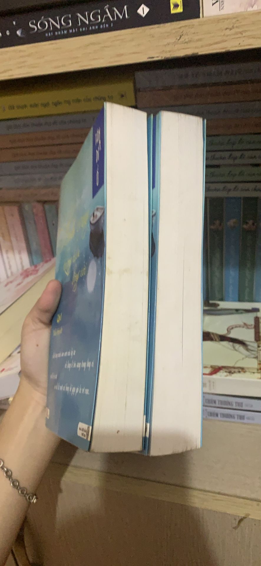sách mình đặt hộ cho một người chị của mình ở Vĩnh Long. Tuy rằng hơi xa Thành phố nhưng giao hàng khá là nhanh. Mỗi tội đợt dịch bệnh nên là mình không có mã giảm giá, sách mua y như giá niêm yết vậy. Tiki now nên không mất phí vận chuyển, cơ mà chị mình bây giờ cũng sinh em bé rồi. Quyển sách đó cũng rất bổ ích, giúp được chị khá nhiều trkng công cuộc trở thành mẹ bỉm sữa. cảm ơn tiki nha!