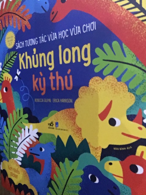 Sách rất dày dặn, nhiều sticker lắm nha 🌻