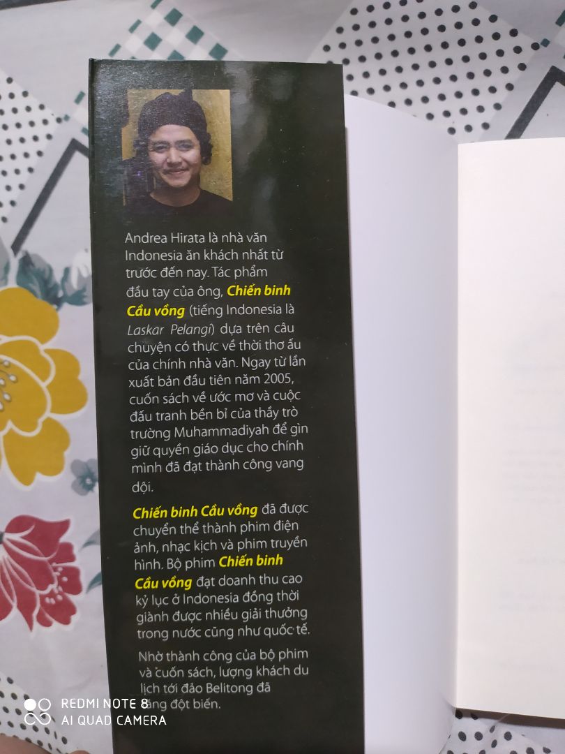 Một tác phẩm cực kỳ hay và đầy tính nhân văn. thật sự khi đọc xong chương thứ 48 tôi đã khóc, khóc vì những ước mơ vẫn còn giang dở của đội CHIẾN BINH CẦU VỒNG, đặc biết nhất là Lintang- 1 thiên tài hiếm có vượt lên nghịch cảnh để hoàn thành giấc mơ của mình và của chính cha mẹ cậu. Để rồi đến cuối cùng cậu hoàn thành lời hứa thứ 3 của mình với cha nhưng còn ước mơ trở thành nhà toán học thì sao... mọi thứ đã không còn như xưa nữa...chỉ là hồi ức mà thôi. Quá đó mà nghiêm khắc phê phán, căm hận " chủ nghĩa thực dụng" trong xã hội :"Trường học ngày nay không còn là nơi để xây dựng nhân cách, mà là một phần của kế hoạch tư bản làm giàu và nổi tiếng, để khoe khoang học vị và có quyền lực." Thật tiếc cho cả một thế hệ học sinh như Lintang, Mahar, Ikal,...mãi yêu:)