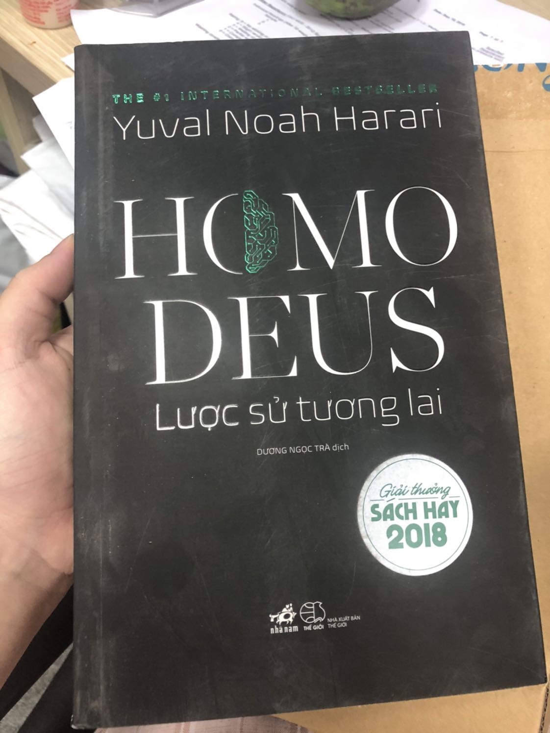 Vô cùng thất vọng!
Mình đặt quyển sách này của Tiki, khi nhận dc hàng thì vô cùng hào hứng mở ra hít hà mùi thơm của sách mới nhưng không! Khi mở ra là cả bầu trời thất vọng và bực mình! Tiki Ship cho mình quyển sách ko dc bọc giấy bóng, cả bìa sách trước sau bị xước toàn bộ. Gáy sách thì nát và bẩn, Không còn từ nào để miêu tả! Quá thất vọng!