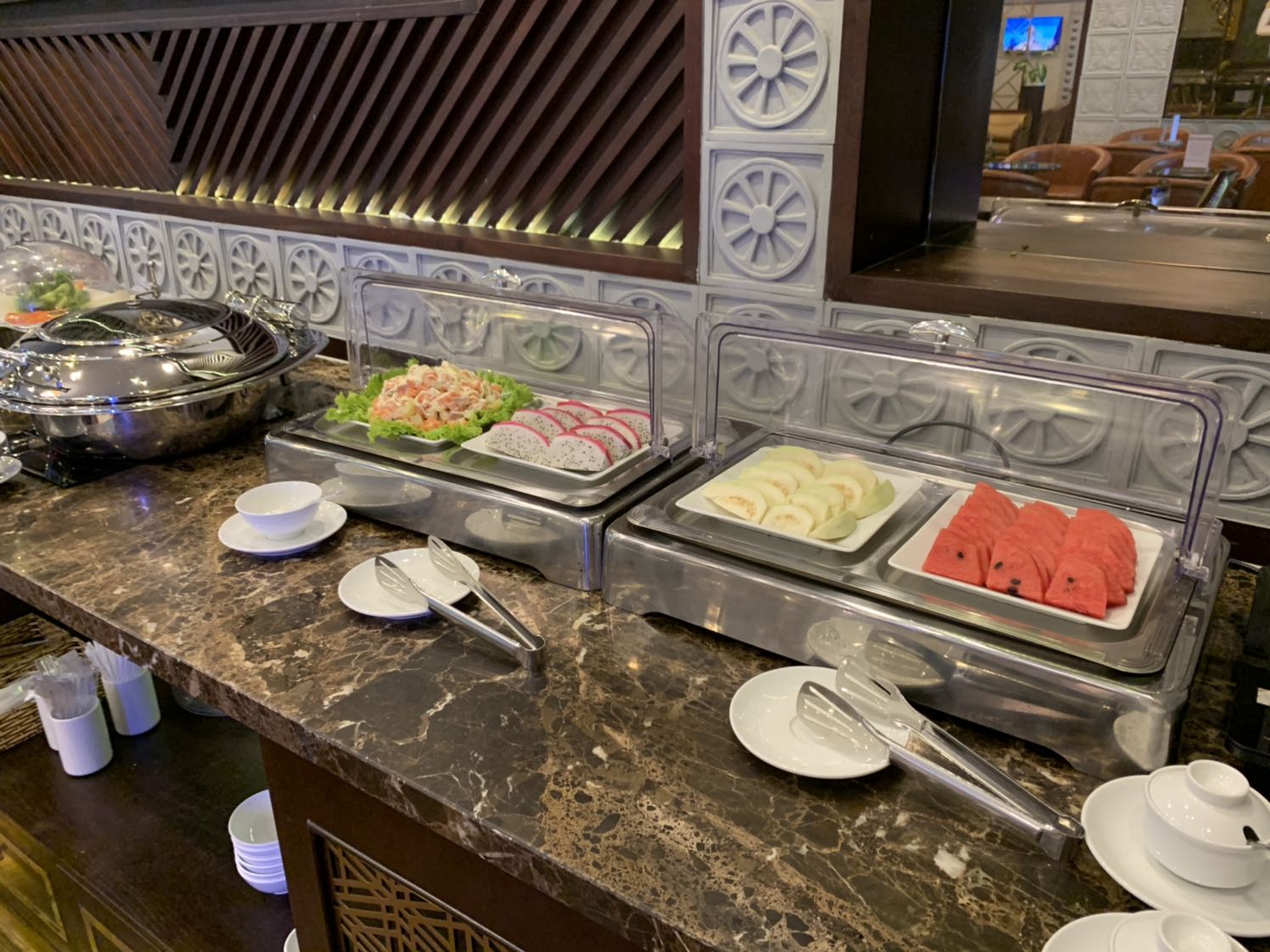 Không gian khá rộng rãi, thiết kế đẹp mắt.  Phòng chờ được sử dụng cho khách hạng thương gia của Bamboo Airways và Vietjet.
Do khá tò mò về dịch vụ này nên mình đã đặt dịch vụ phòng chờ trên Tiki giá rẻ hơn giá niêm yết một tí.