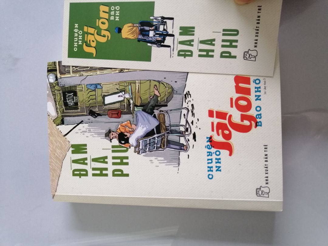 sách chủ yếu là viết những câu chuyện nhỏ. Có Sài Gòn và cũng có 1 chút miền tây. Nếu bạn nào yêu Sài Gòn hoặc muốn tìm hiểu về SG,... thì cuốn này đáng mua nha. Những câu chuyện ấm áp lắm, đọc mà cười tủm tỉm luôn á =)))