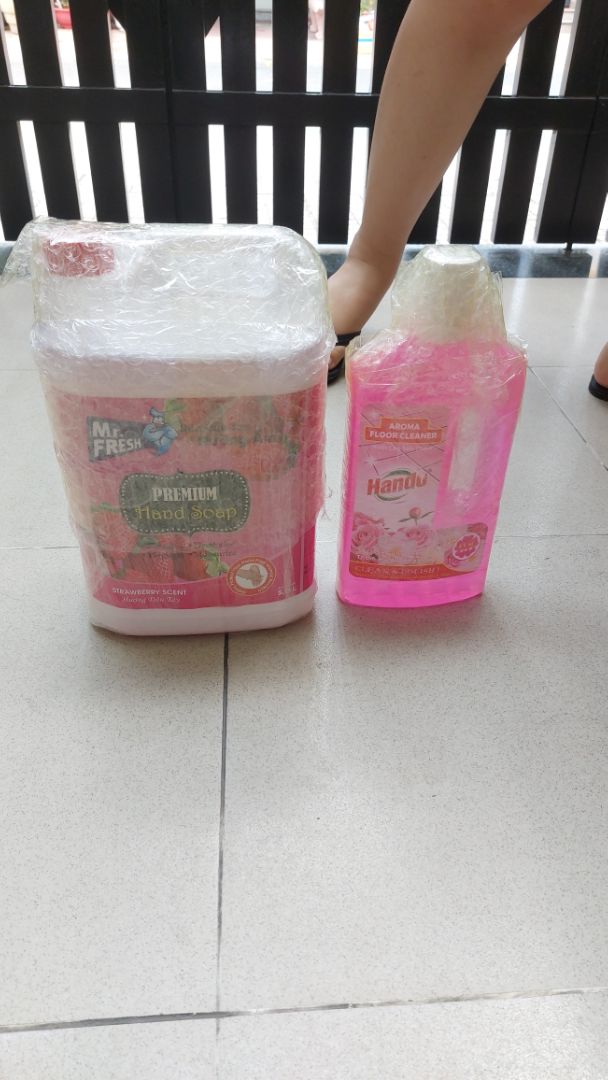 Shop gói hàng cẩn thận nè_hàng ship nhanh_Nc lau nhà có mùi hoa hồng nhá, mốt mua loại khác xem có fresh hơn k :)))
Ncl hài lòng ạ. Tặng shop 5* nhen