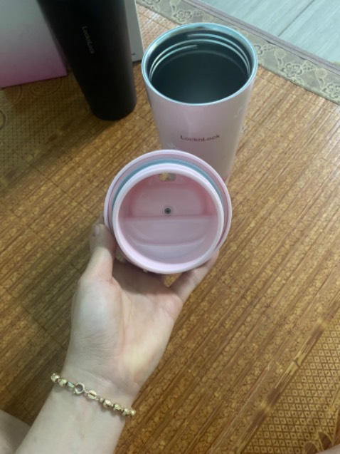Mua hàng chiều ngày 06/03/2023. Nhận hàng sáng ngày 07/03/2023
Ly màu hồng có hoạ tiết giá 272,000
Ly màu đen giá 233,000
Giảm giá được 20,000
Hôm nay nhận 2 ly này là ly thứ 6 rồi. Nắp cải tiến so với mẫu cũ khá tiện lợi vì chỉ cần bật qua phải + nhấn là mở nắp. 
Có 1 vấn đề nhỏ là nếu miếng lò xo ở nắp gãy hoặc rỉ sét thì khi mở nắp chắc phải xoay mở luôn nắp bự ra mới uống đc. 
Chất lượng giữ nhiệt với mình là ổn.
Vỏ ly dễ trầy xước nếu bị rơi, va đập.
Hàng của Look & Look thì đẹp, chất lượng. Tiki giao hàng nhanh. Mình đánh giá 5⭐️ và sẽ mua tiếp những lần sau.