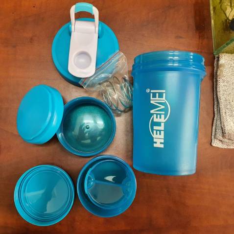 Rất hài lòng , bình lắc nhiều ngăn nên thoải mái đựng whey , thuốc . Chất liệu nhựa tốt không có mùi khó chịu . Nắp đậy chắc không bị rỉ nước ra ngoài . túm váy lại là rất ok