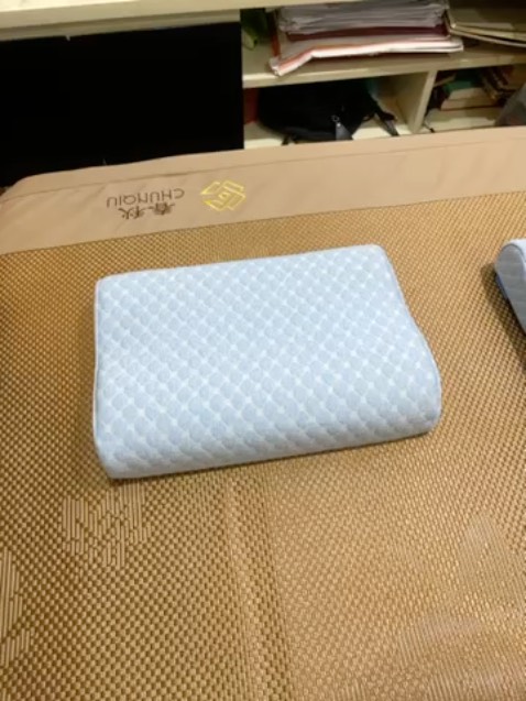 Gối mềm. Cao vừa đủ. Người lớn thích gối thấp thì phù hợp