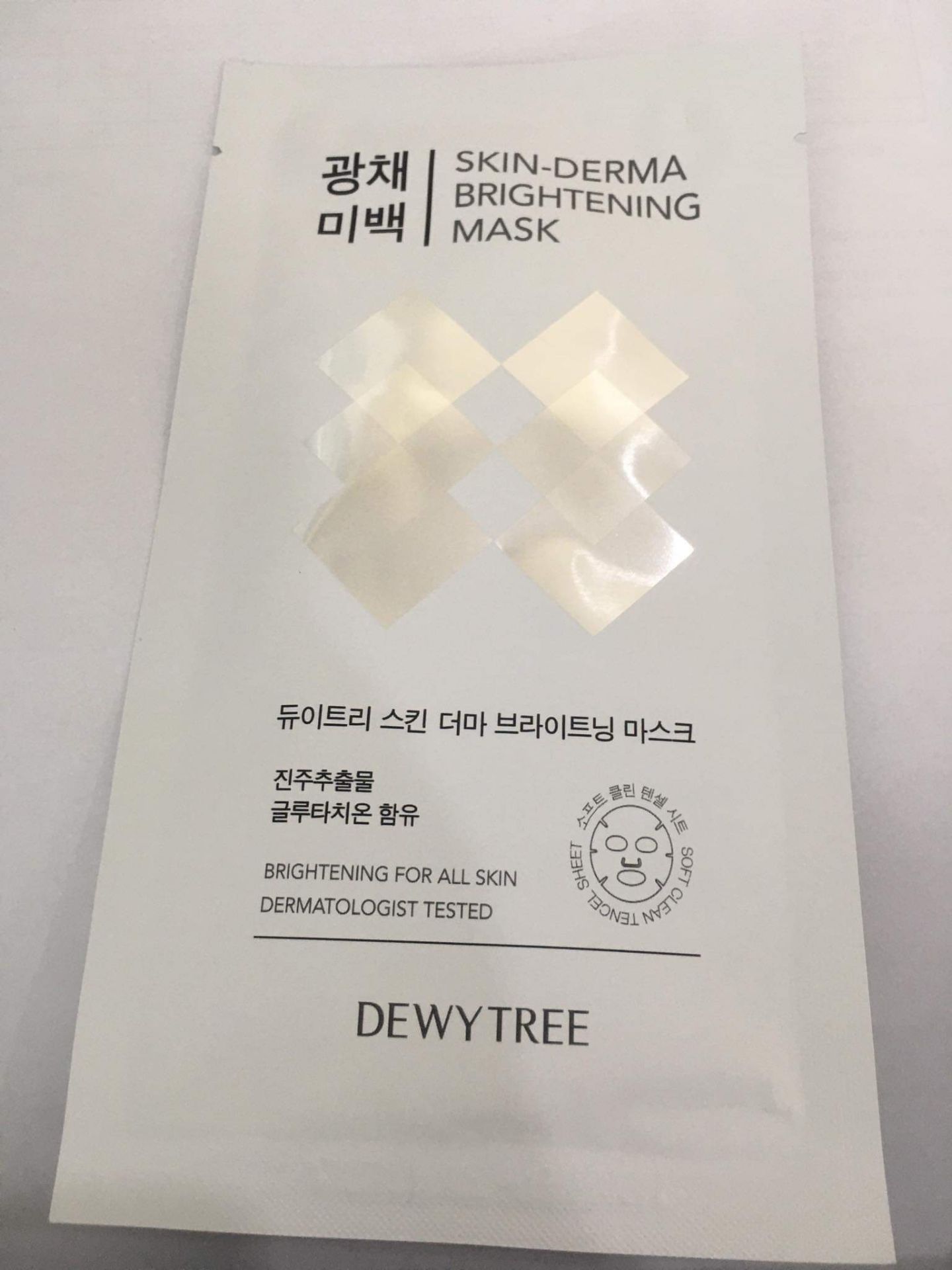 đắp vào siêu mát luôn mọi người . trước khi dùng nên làm sạch da mặt đi nha, vậy sẽ giúp tinh chất thẩm thấu nhanh hơn. sản ohaarm chất lượng, hàng chính hãng, nên mua nha mọi người