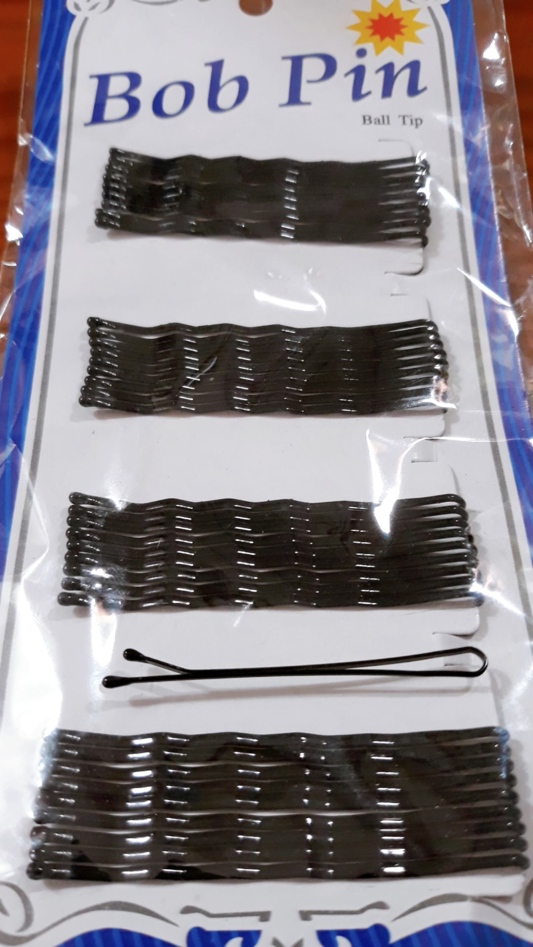 Kẹp hơi dài hơn kẹp mình thường dùng. Bạn nào tóc dày thì không sao, tóc ít thì nên suy nghĩ lại.
Kẹp có lượn sóng và đầu nhựa tròn nên kẹp chắc và ko đau tóc.