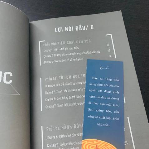 Đặt sách hôm trước hôm sau giao luôn. Sách mới không bị gãy, móp, có bookmark. Về hình thức thì chất giấy và mực in đều ok. Về nội dung mới xem qua thì thấy khá hữu ích, chủ yếu trình bày các kiến thức tâm lý học thông qua các yếu tố như :tư duy và kiến thức; cảm xúc và tình cảm; ý chí và hành động. Các vấn đề quen thuộc được nhìn và phân tích dưới góc độ tâm lý nên rất mới (mới nhìn qua phần chơi bài poker) Trình bày dễ hiểu theo, bố cục chương/phần khá logic. Sau khi đọc xong sẽ review.