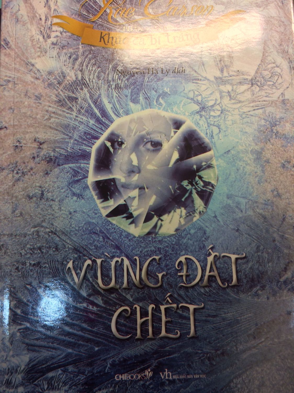 Truyện khá là hay đó chứ,nu9 lúc đầu làm mình không thích lắm nhưng ultr mình càng đọc càng thấy mê nu9 bởi sự dũng cảm quyết đoán của cô.Từ 1 cô công chúa ngây ngô đã dần trưởng thành hơn khi trở thành nữ hoàng,câu chuyện như là chuyến phiêu lưu mạo hiểm với đầy đủ cung bậc cảm xúc.Nói chung là mn rất nên đọc thử nha