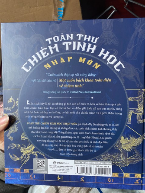 Sách được bọc cẩn thận, có lớp bóng kính nữa mà mình bóc ra rồi. Sách mới, nặng cầm thích tay, về bề ngoài thì không có lỗi gì🤍