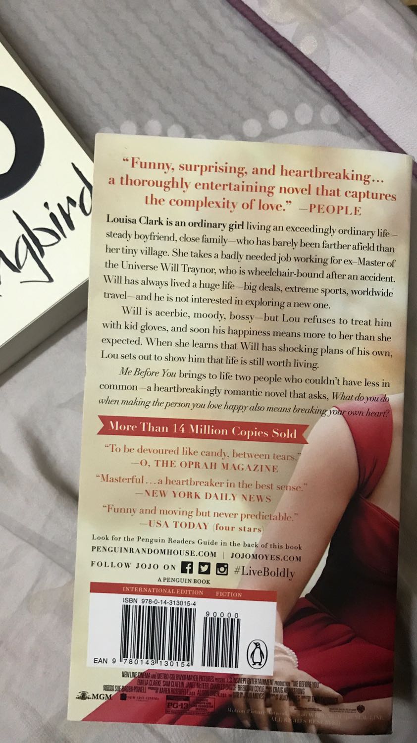 Đọc comment hơi hoang mang nhưng vẫn mua, rất vui là sách mình nhận ổn lắm ạ , đúng là giấy có mỏng nhưng không sao cả , mùi giấy thơm