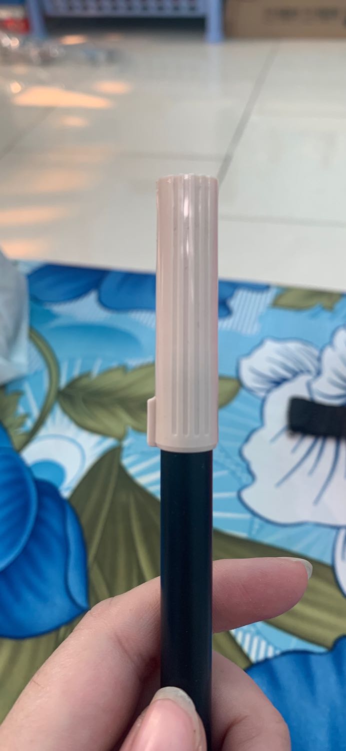 Giao hàng nhanh, màu đẹp. Kiểm tra kĩ thì thấy nắp bút bị dơ không biết là do có người xài hay chưa