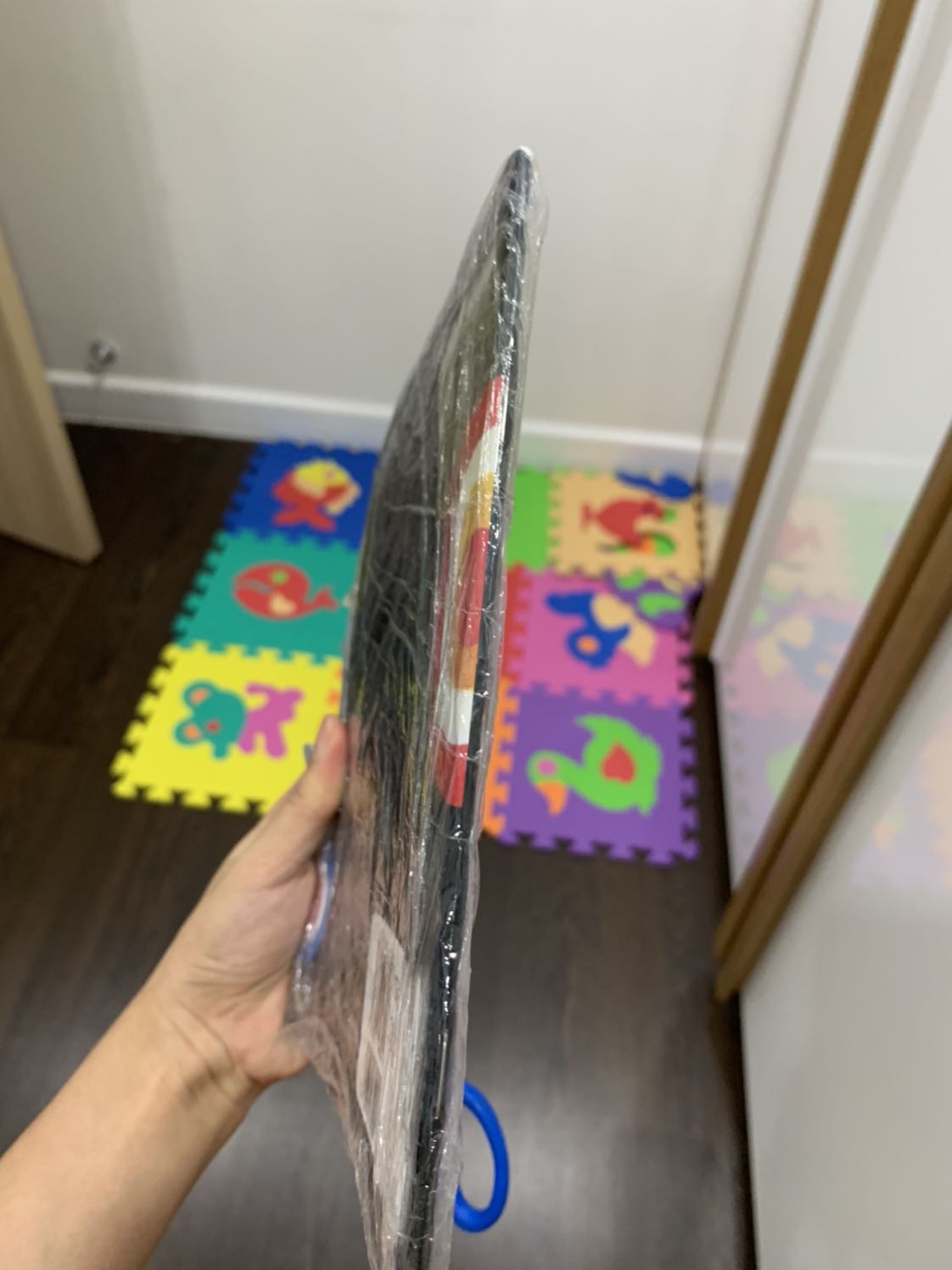 Shop ơi mình mua combo sách moimoi với giá 149k nhung mình chỉ nhận được 1 cuốn và phía sau sách ghi giá 39k.Combo thì phải trên 2 cuốn là ít nhất chứ .Cần trả lời