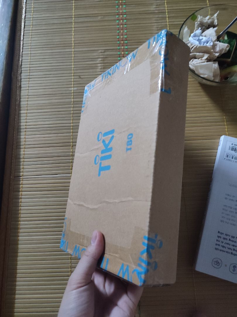 Em không biết sao á lần nào em cũng nhận được hàng đẹp mà em mua suốt từ năm em lớp 10 cũng 4 5 năm rồi đẹp từ cái dán băng keo cho đến hộp sách không bao giờ bị hỏng hay lỗi thực sự ý, em luôn chọn tiki là nơi mua sách ưng 1 cách khinh khủng