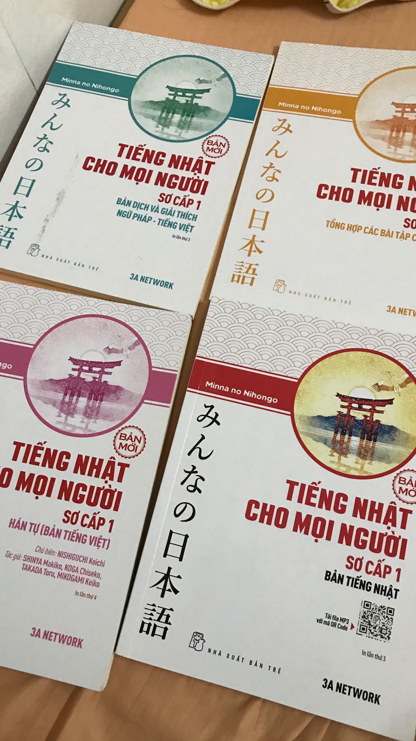 Sách giao rất nhanh, vừa đặt tối chủ nhật là trưa chiều thứ 2 đã giao. Đóng gói cẩn thận, sách tuy bề mặt ngoài hơi bụi bám chắc là do để lâu trong kho nhưng sách bên trong vẫn còn mới. Bạn nào có nhu cầu nên mua cả 4 quyển thì bảo đảm giá rẻ và lợi hơn nữa. Sách giải thích ngữ pháp rất tốt kĩ, có thể mua thêm bản full tiếng nhật để dành luyện tập cũng được.