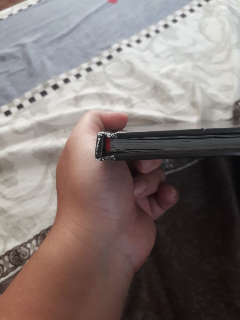 Mua hàng của Tiki khá nhiều rồi, lần đầu tiên bị tình trạng này. Sách trầy nhiều chỗ và thiếu mất kính 3D.
Màu sắc in đẹp, chất lượng giấy tốt. Nói chung chất lượng khá ok.