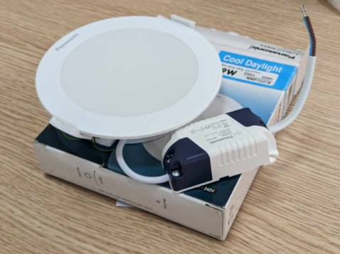 đèn đẹp, xuất xứ Indo, xịn hơn các hãng khác mình từng xài. lắp lên nhìn tối giản nhưng mà sang thấy rõ. chúc shop buôn may bán đắt. tặng shop 5*