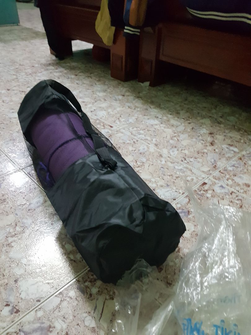 chào shop. mình đặt mua 2 thảm tập yoga. 1 thảm màu tím thì giao bao đựng thảm rộng rãi theo thảm dày 8mm. còn thảm màu hồng giao bao đựng không bỏ vô được. shop giao bị nhầm bao đựng dành cho thảm 6mm hay sao ấy. trong khi cả 2 thảm mình đều đặt dày 8mm. đt : ***. Shop giải quyết đổi 1 bao lại giúp mình vì kg bỏ thảm được