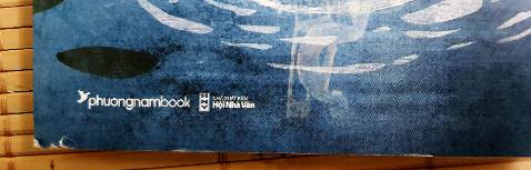 Hàng giao rất nhanh, nay đặt mai giao(đặc sản mỗi lần mua Tiki :v). Nhìn tổng thể thì khá ổn, mình chưa đọc nhưng nội dung có vẻ được đánh giá cao. Chỉ có điều, hàng giao không có bọc bên ngoài làm tớ khá bất ngờ, sách cũng bị hỏng hóc mấy chỗ. Đặc biệt là góc dưới bên trái, nhìn xót cực kì ? Thế thôi, còn lại tớ thấy khá ổn.