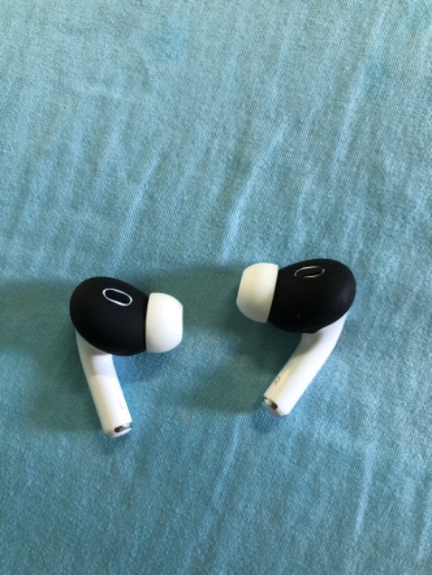 Chất silicon mềm dẻo, mỏng, ôm khít để bảo vệ tai nghe cho bạn. Nên mua.