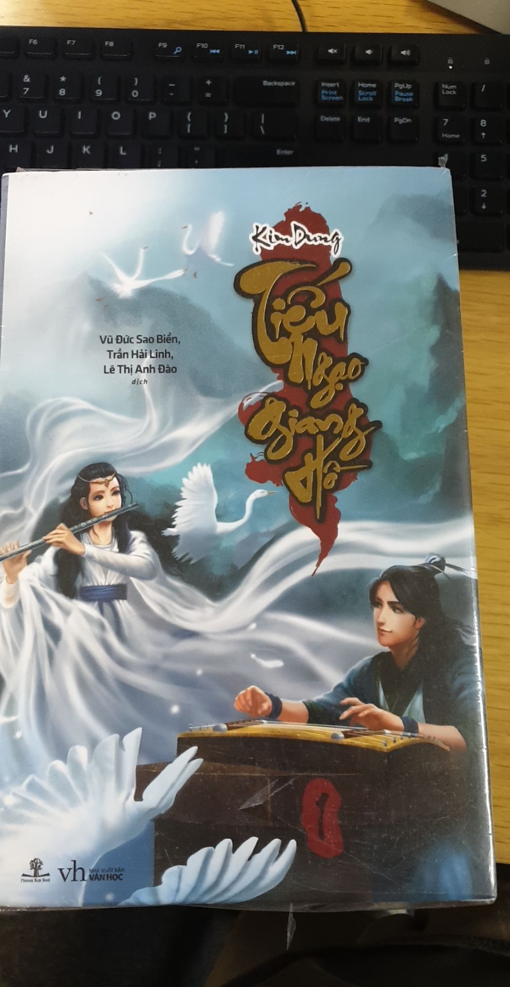 Sản phẩm chất lượng, giao hàng rất nhanh. Gói thùng khá kỹ, truyện thì quá nổi tiếng rồi. Nhưng ấn bản này lại chia chương hồi khá lạ, tách ra rất nhiều hồi chứ không theo tên 40 hồi gốc của tác giả, mất đi một phần ý của Kim Dung