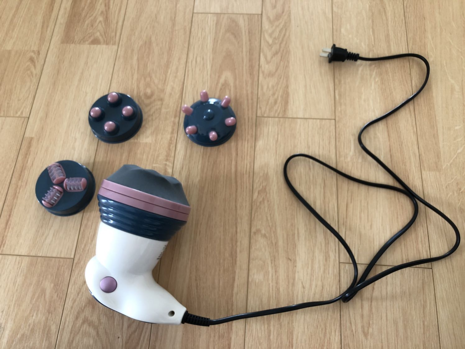 Rung mạnh, màu sắc trang nhã, có đèn hồng ngoại, thay đầu dễ dàng. Dây dài