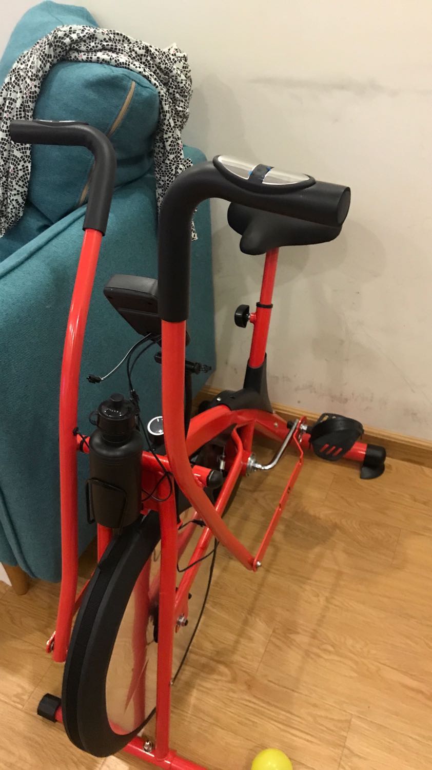 Lắp ráp cũng không quá phức tạp, dây đai trông không được xịn xò cho lắm. Lắp ráp cũng không quá phức tạp, dây đai trông không được xịn xò cho lắm.