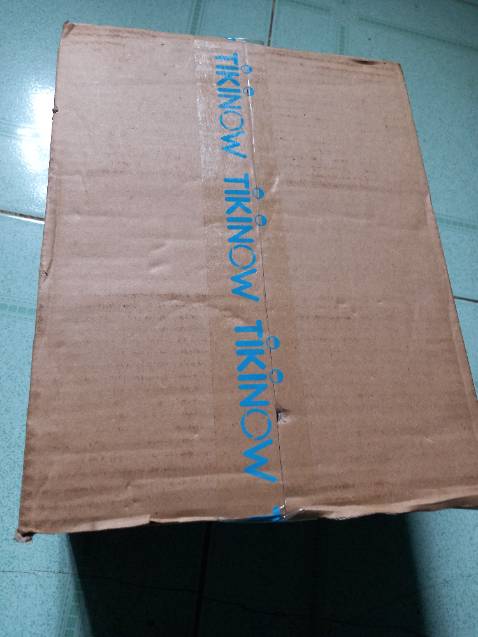 Sách bản quyền, quyển 6 có móp một chút ở góc nhưng tạm chấp nhận được, đặt hàng trưa hôm trước, trưa hôm sau nhận dc. Trang giấy tốt, chữ in rõ ràng không mất nét mặc dù có ai đó đã mở quyển 3 rồi nên có 1 trang để lại nếp nhăn nhỏ. Nhìn chung là ổn đến 95%.