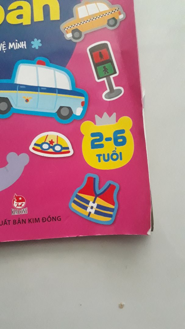 Sách cũ, mép bìa cong và tách đôi như bị dính nước.