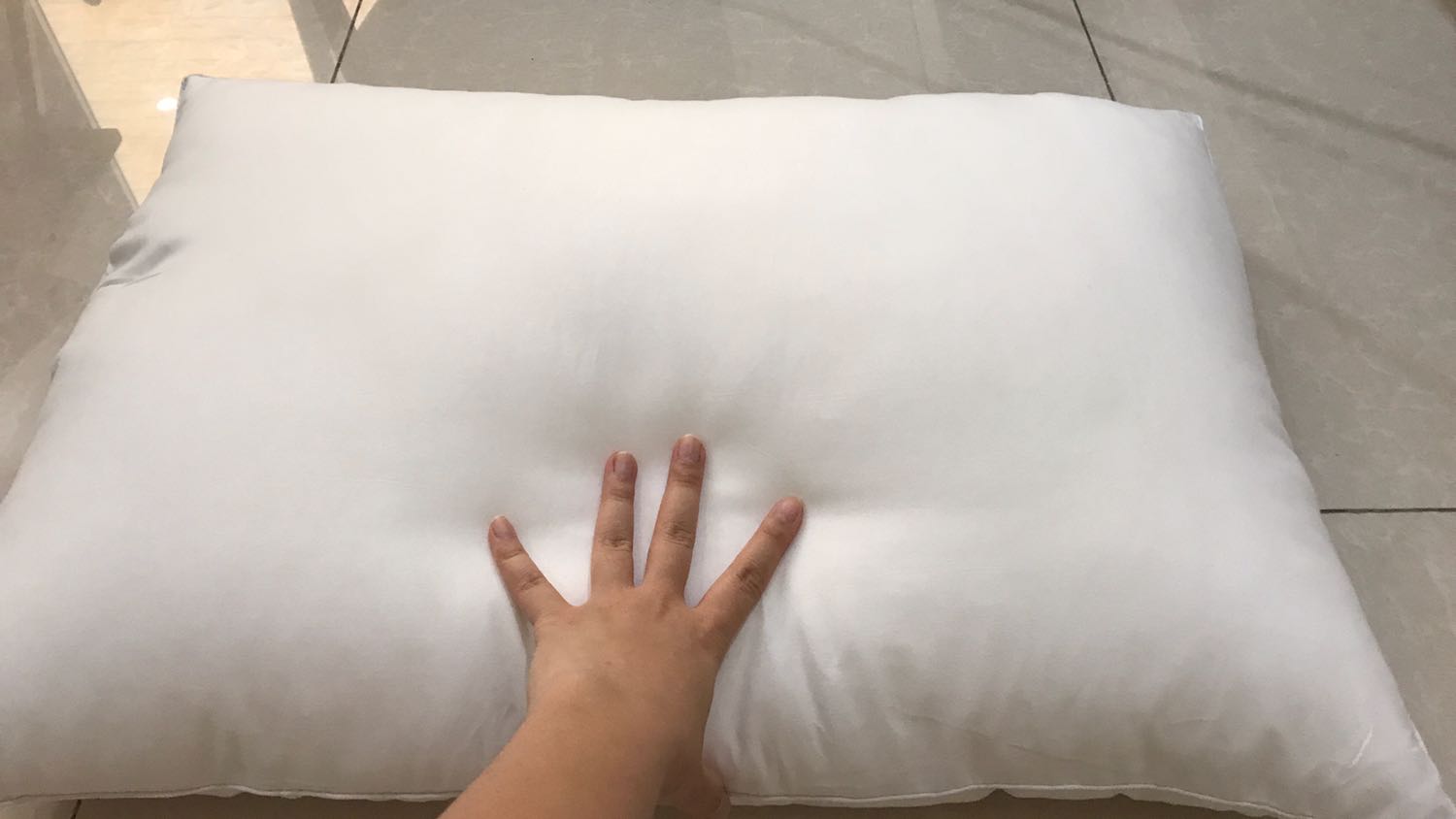 Gối to dày dặn. Vải bọc trắng tinh, có khoá kéo. Thích cách đóng gói sản phẩm. Gối được bảo vệ bằng túi vải ko dệt và ngoài cùng là túi nilon có seal, rất yên tâm sử dụng khi mua hàng trong mùa dịch.